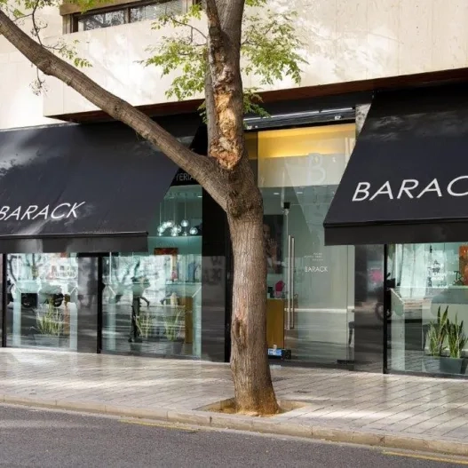 puerta exterior del negocio barack