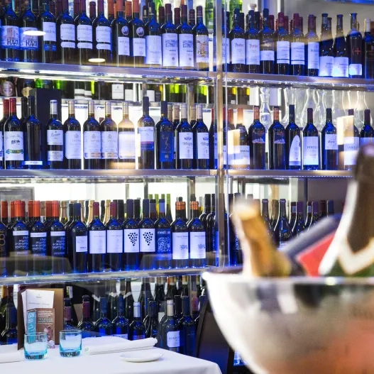 detalle barra con bebidas en restaurante kaymus