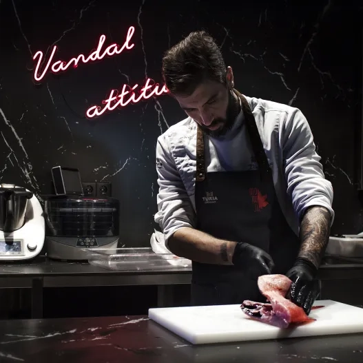 cocinero en el restaurante momiji