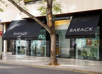 puerta exterior del negocio barack