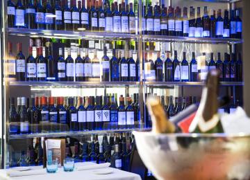 detalle barra con bebidas en restaurante kaymus