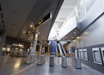 barreras de entrada y salida de la estación de metro aeropuerto