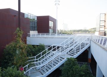 Edificio con escaleras del Bioparc