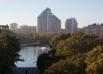 Vista área del lago del Bioparc con edificios al fondo