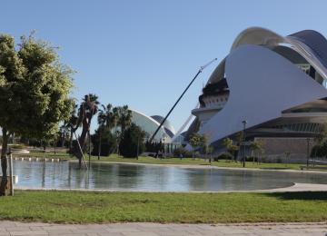 Lago junto al palau de les arts en los jardines del turia