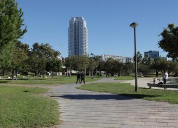 Vista de los jardines del turia con la torre de francia al fondo