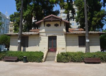 Centro de la plaza ajardinada de Alfonso el Magnánimo