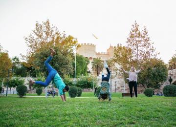 Familia jugando en los jardines del turia con las torres de serranos al fondo