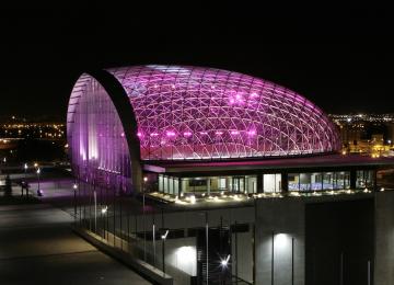 Foto nocturna exterior pabellón cinco de Feria Valencia