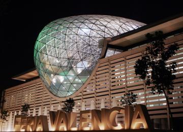 Fachada exterior iluminada pabellón cinco de Feria Valencia