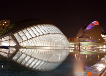 Vista nocturna exteriores hemisfèric y palau de les arts iluminados