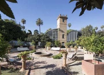 Vista del jardín y edificio principal del botánico