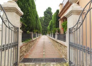 Entrada a los jardines de monforte