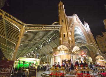 Vista lateral nocturna del Mercado Colón