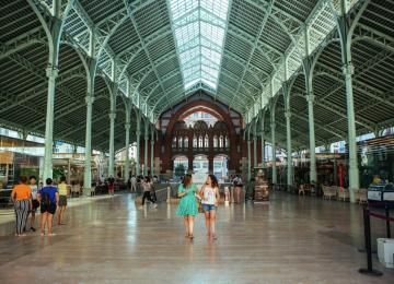 Imagen del paseo central del Mercado Colón