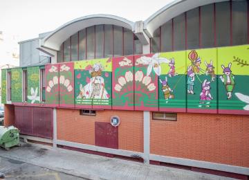 Exteriores del Mercado Rojas Clemente con murales pintados