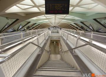 Escaleras bajo la bóveda de la estación metro Alameda