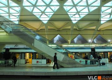 Andén acristalado de la estación de metro alameda