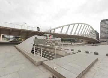 Exterior de la estación metro alameda con vistas del puente de calatrava