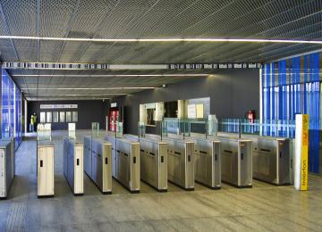 barreras de entrada de la estación metro alboraia palmaret