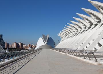 Lateral del museo de las ciencias con el hemisfèric al fondo