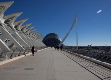 Lateral museo de las ciencias con el ágora al fondo