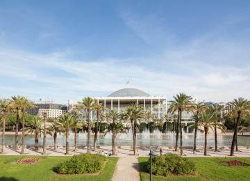 Vista del lago y del palau de la música en los jardines del turia