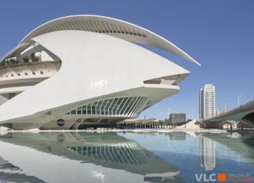 Exterior palau de les arts sobre el lago