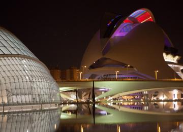 Vista exterior iluminada del hemisfèric y del palau de les arts