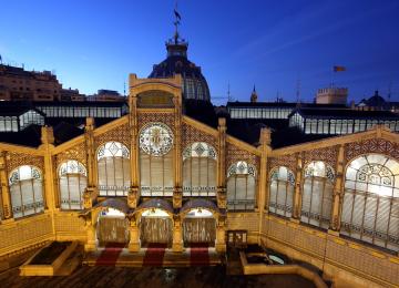 Vista aérea nocturna del Mercado Central iluminado