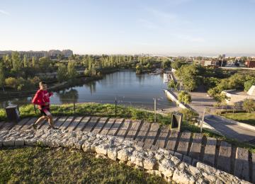 Vistas del lago del parque de cabecera desde la colina