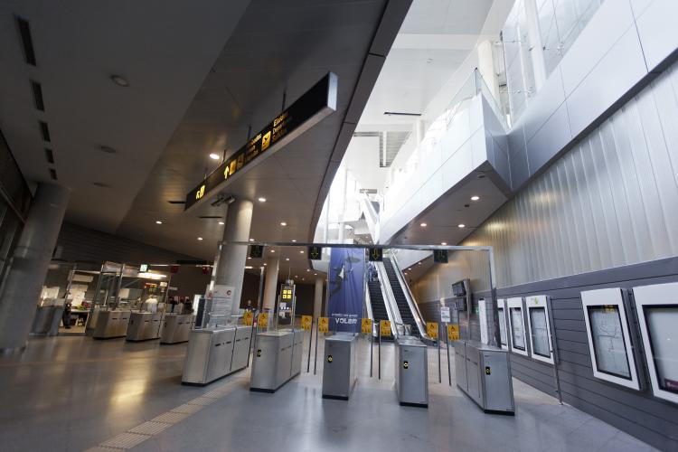 barreras de entrada y salida de la estación de metro aeropuerto