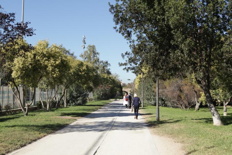 Camino de tierra de los jardines del turia