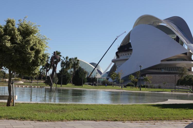 Lago junto al palau de les arts en los jardines del turia