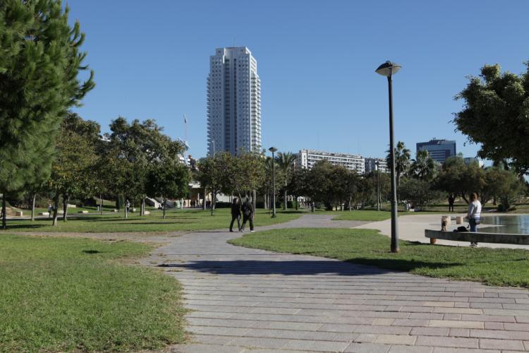 Vista de los jardines del turia con la torre de francia al fondo