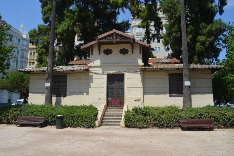 Centro de la plaza ajardinada de Alfonso el Magnánimo