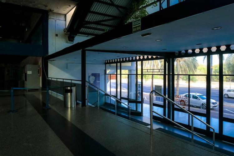 Escaleras de la entrada de la estación de autobuses