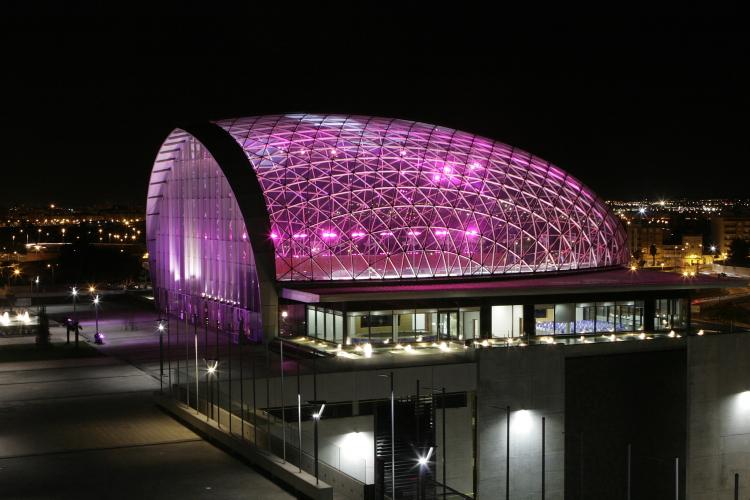 Foto nocturna exterior pabellón cinco de Feria Valencia