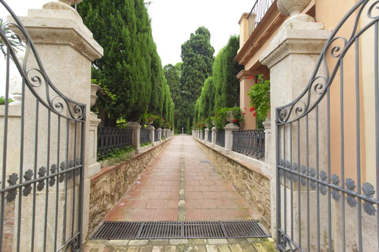 Entrada a los jardines de monforte