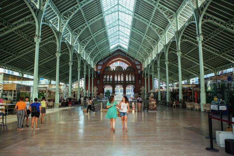 Imagen del paseo central del Mercado Colón