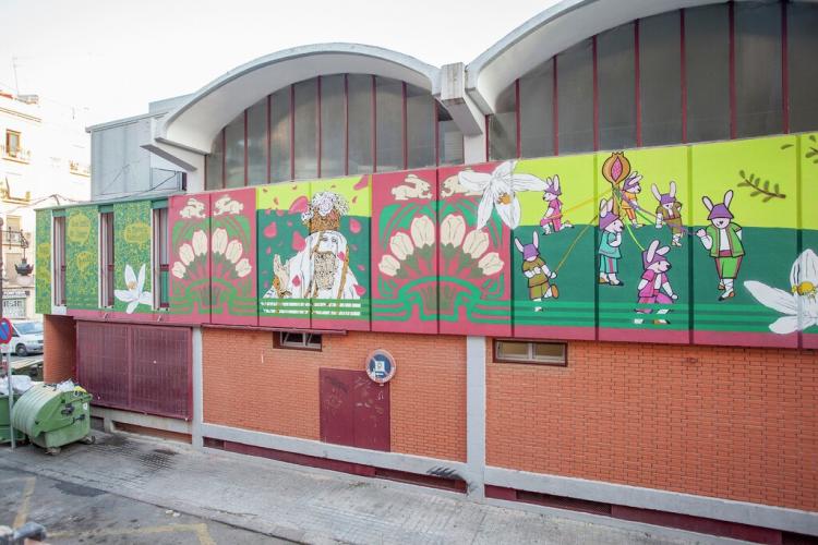 Exteriores del Mercado Rojas Clemente con murales pintados