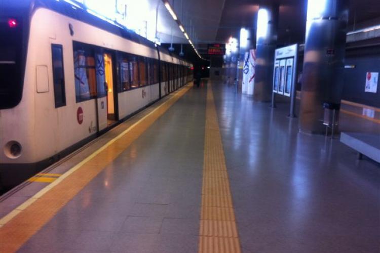 Andén de la estación de metro aeropuerto