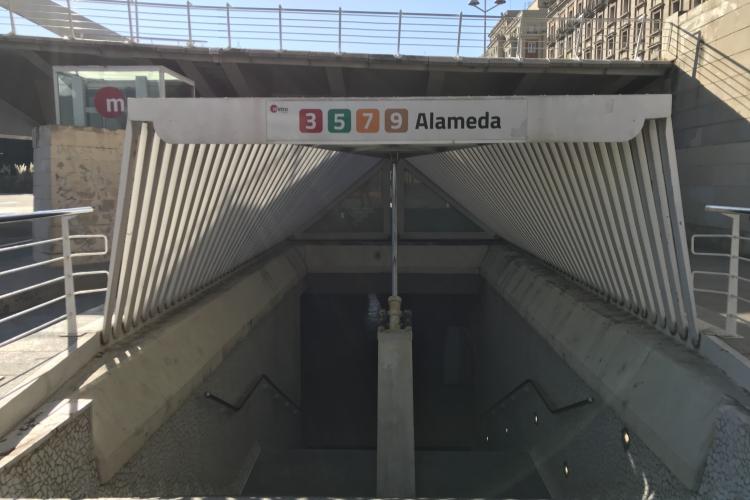 Entrada del metro alameda