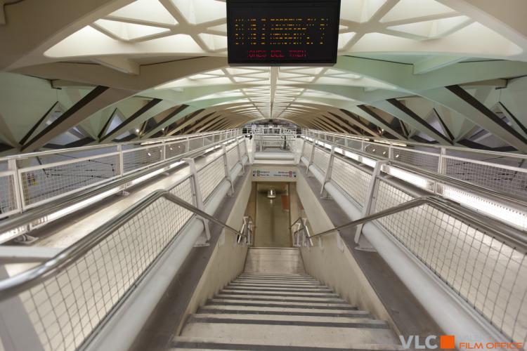 Escaleras bajo la bóveda de la estación metro Alameda