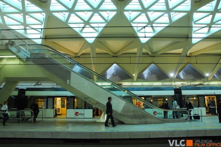 Andén acristalado de la estación de metro alameda