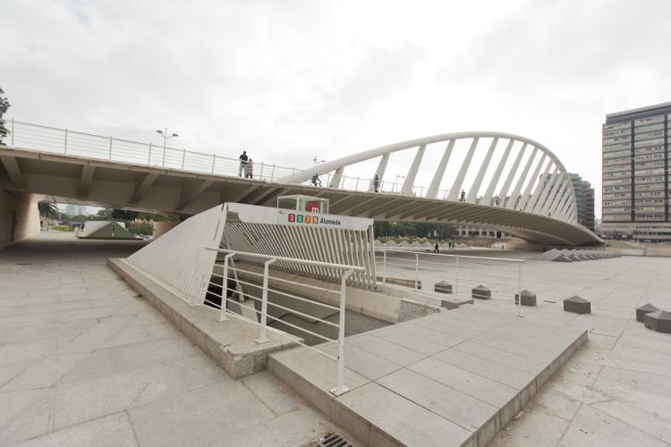 Exterior de la estación metro alameda con vistas del puente de calatrava