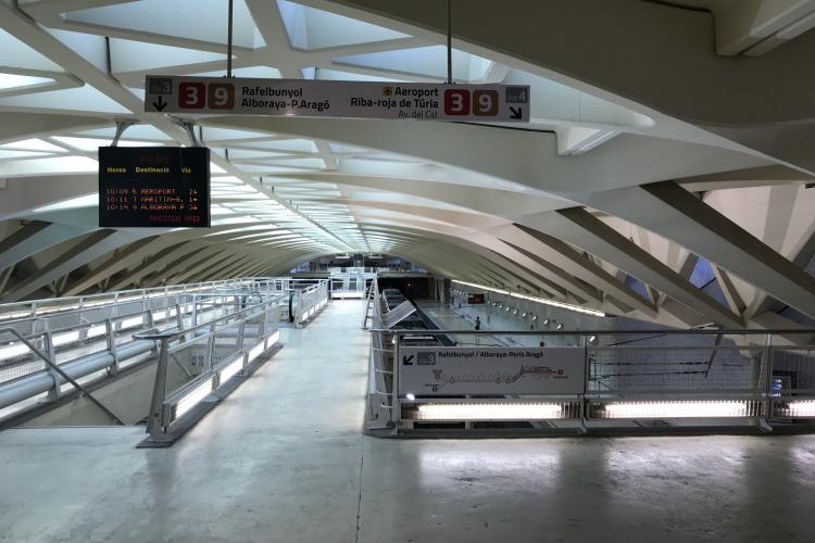 Interior estación metro alameda