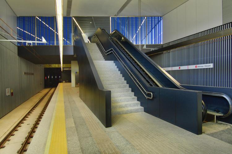 Escaleras automáticas de la estación de metro alboraia palmaret