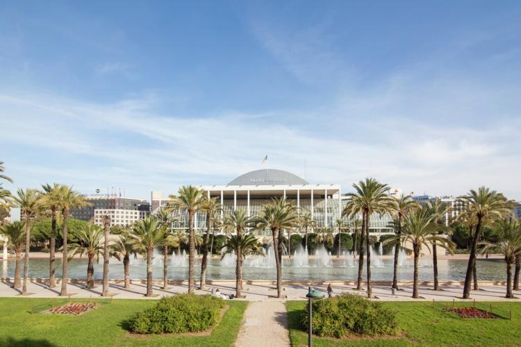 Vista del lago y del palau de la música en los jardines del turia