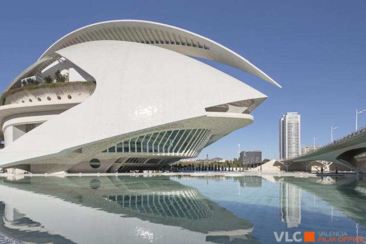 Exterior palau de les arts sobre el lago